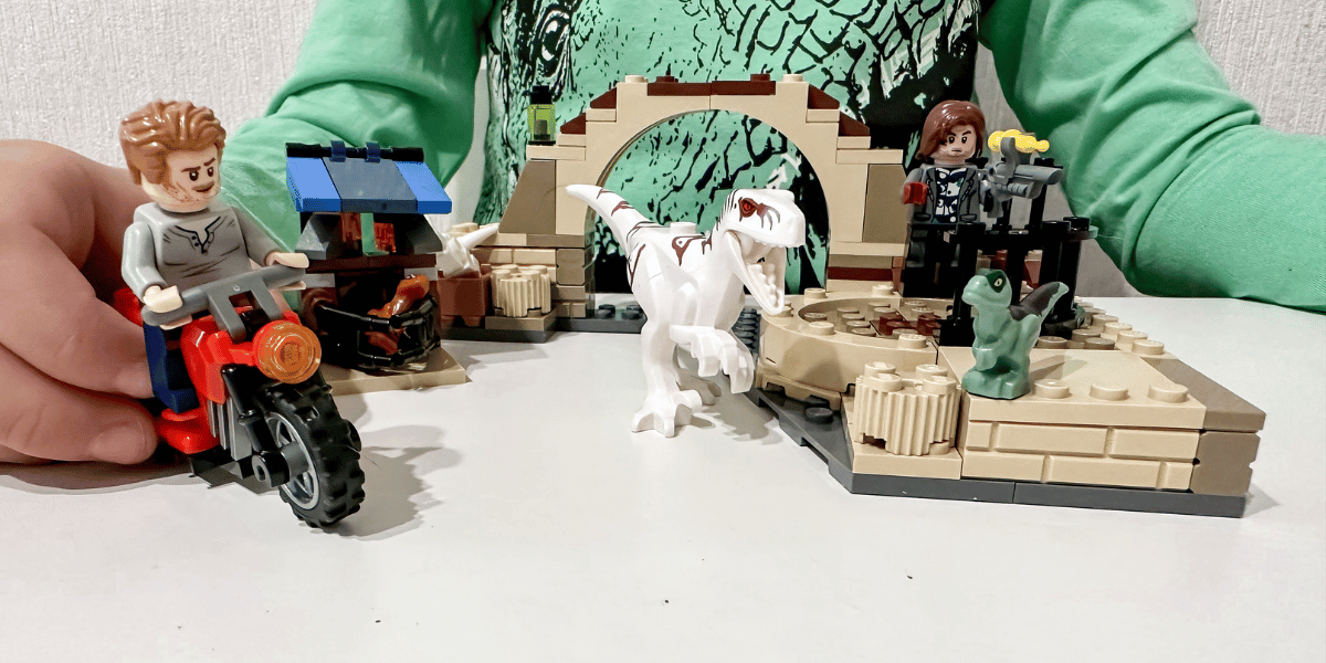 lego lego jurassic world atrociraptor: pościg na motocyklu 76945